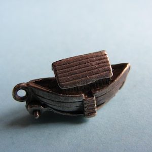 Vintage Sterling Silver charm Noah&#39;s Ark opens to Noah and the animals (I)