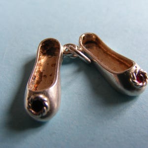 Vintage berlock i sterlingsilver: Ädelstensfatt i ett par balettskor, pumps, tofflor (G)