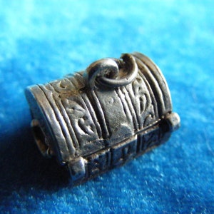AA) Vintage Sterling Silver Charm Pirates Treasure chest opens
