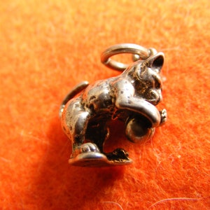 Vintage Sterling Silver Charm Cat Playing with a ball - charms pendant 925  (Z)