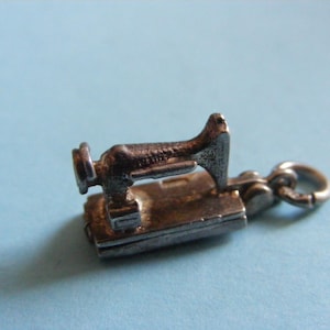 Vintage Sterling Silver Charm Sewing Machine opens to scissors - charms pendant 925 (N)