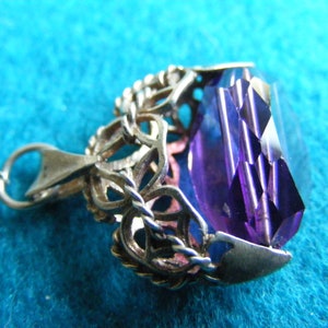 E) Encanto de plata de ley vintage Encantos Hilandero de cristal púrpura