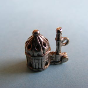 Berloque de Mesquita Vintage Nuvo em Prata Esterlina - Templo se abre para uma figura em oração (R)