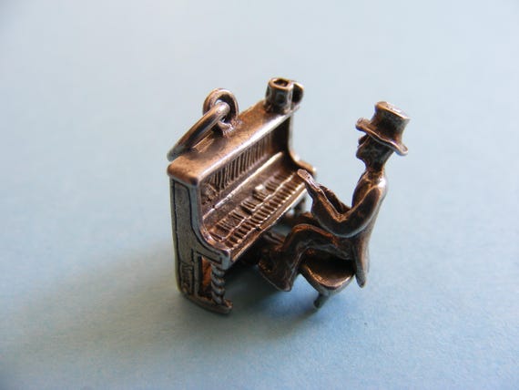 NUVO Vintage Sterling Silver charm Pianist playing the piano (B)