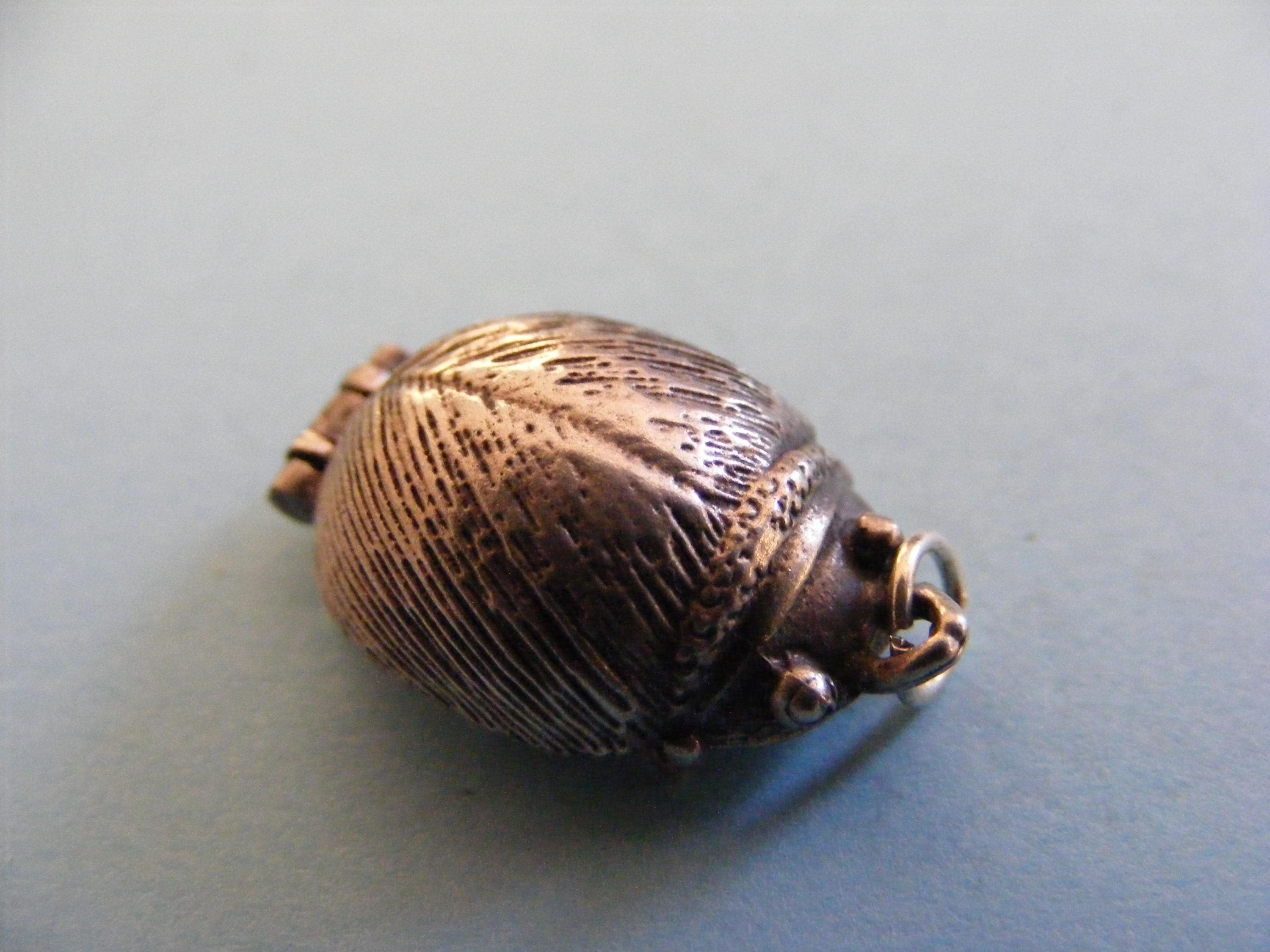 60年代　ヴィンテージ　ビートルズ　ブローチ Vintage Sterling Silver Beetle Charm: Opens to the Beatles