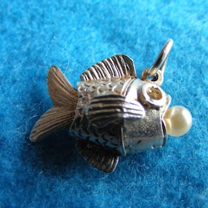 J) Vintage Sterling Silver Charm charme les poissons avec une queue en mouvement