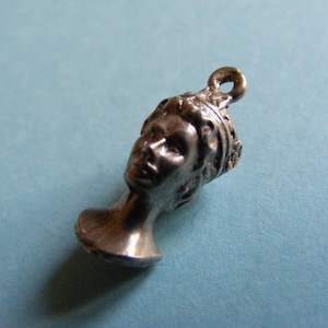 Vintage Sterling Silver charm Queen Elizabeth 11 charms 925 pendant  (D)