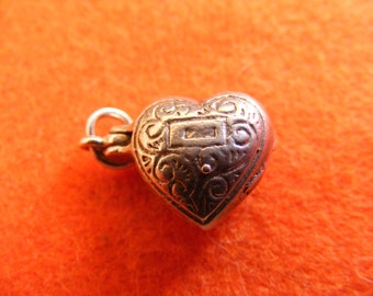 Q) Vintage Sterling Silver Charm Charms Heart Opens to a pair of lovers