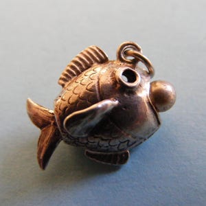 Nuvo Vintage Sterling Silver Charm Articulated fish with moving tail and faux pearl (Z)