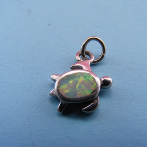 Puede incluir: Juego de tres tazas de cerámica con acabado mate moteado. Las tazas son de color crema, gris claro y gris oscuro. Cada taza tiene un diseño simple y minimalista, ideal para café o té.