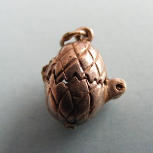 Vintage Sterling Silber Charme gesprungen Osterei öffnet sich ein Küken (C)