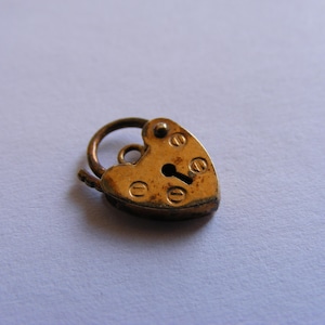 Bracciale vintage in oro giallo 9 carati con ciondolo a forma di cuore con apertura a lucchetto e chiusura pendente 375