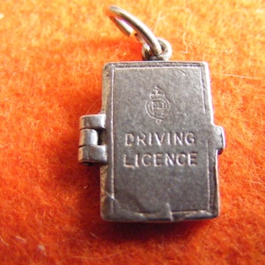 C) Nuvo Vintage Sterling Silver Charm Charms Rijbewijs wordt geopend