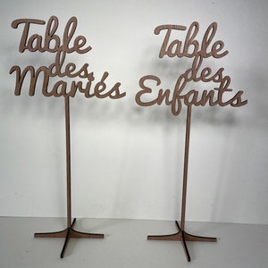 Pic Table des Mariés ou Enfants sur un pied , en Bois police Fred Exotique Foncé