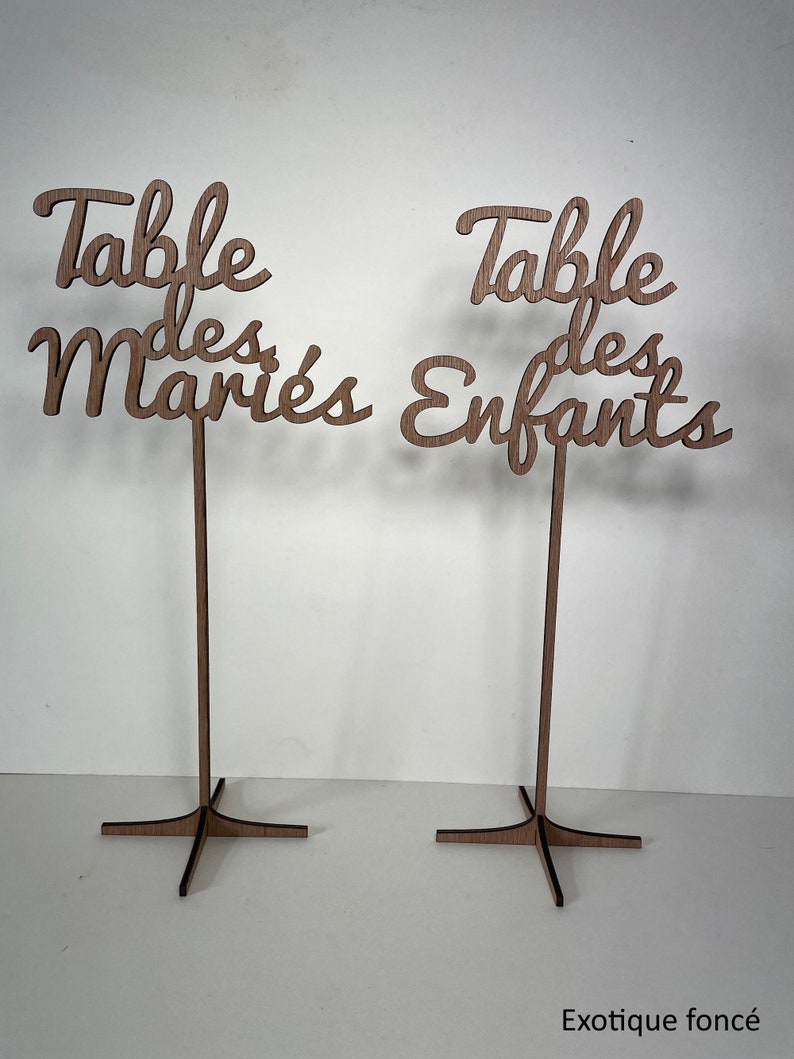 Pic Table des Mariés ou Enfants sur un pied , en Bois police Fred Exotique Foncé