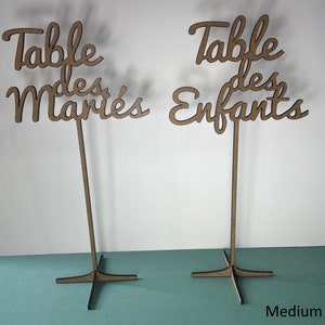 Pic Table des Mariés ou Enfants sur un pied , en Bois police Fred Medium