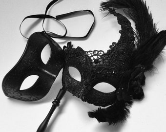 Hombre de negocios seductor y elegante con máscara veneciana y traje negro