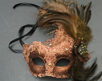 Masque en plumes de mascarade en dentelle marron avec plume d'autruche