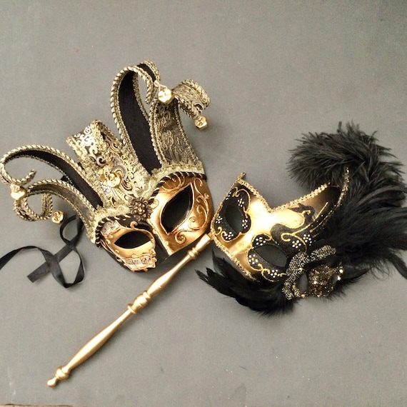 Costume di Carnevale Black Gold Jester Manico di piume Note musicali  Maschera da ballo in maschera su bastone -  Italia