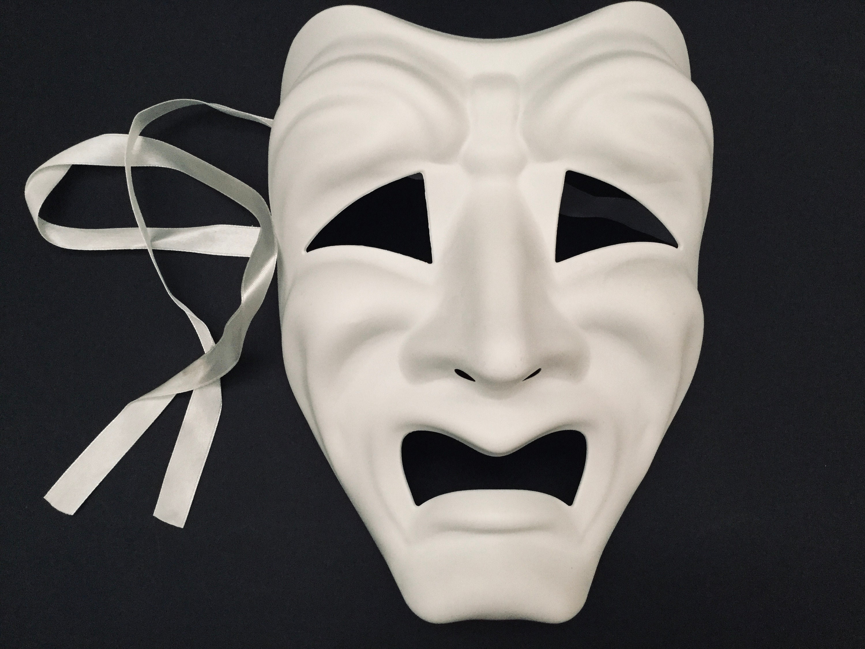 Белая театральная маска. Трагическая маска. Маска трагедии. Грустная маска Театральная. Маска трагедии и комедии.