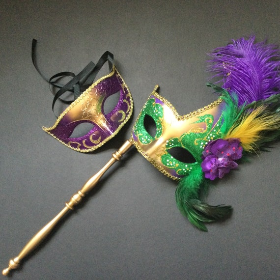 Costume de carnaval de Mardi Gras plume masque de bal masqué tenu dans la  main sur bâton -  France