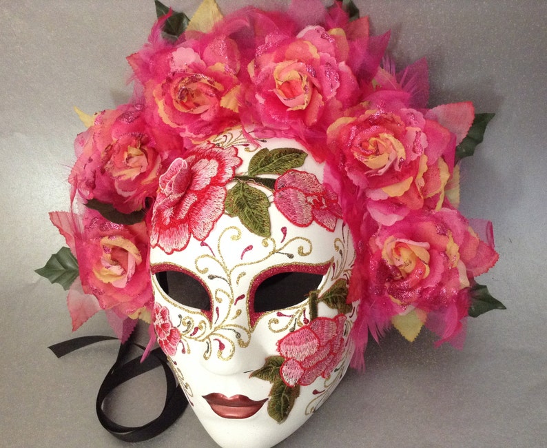Маска по цвету. Цветочная маска. Театральные маски. Цветы в стиле маски.