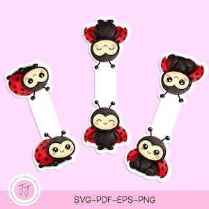 Può includere: Una collezione di cinque adesivi a forma di coccinella dei cartoni animati con ali rosse e nere, facce sorridenti ed estensioni rettangolari bianche. Lo sfondo è rosa. Il testo "SVG-PDF-EPS-PNG" è in basso.