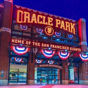 Orakel Park Willie Mays Gate Eröffnungstag Foto Print – Beleuchtetes Stadion der San Francisco Giants mit festlicher Wimpelkette