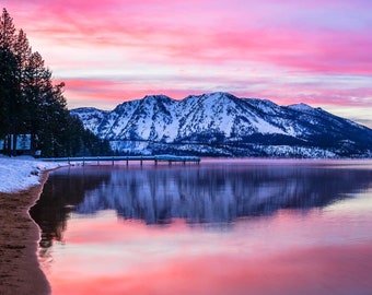 Impresión del atardecer en el lago Tahoe, reflejo invernal en un lago sereno, montañas nevadas, fotografía vibrante del atardecer, arte mural natural