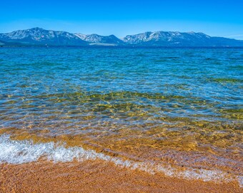 Impresión fotográfica del lago Tahoe: aguas cristalinas y paisaje escénico