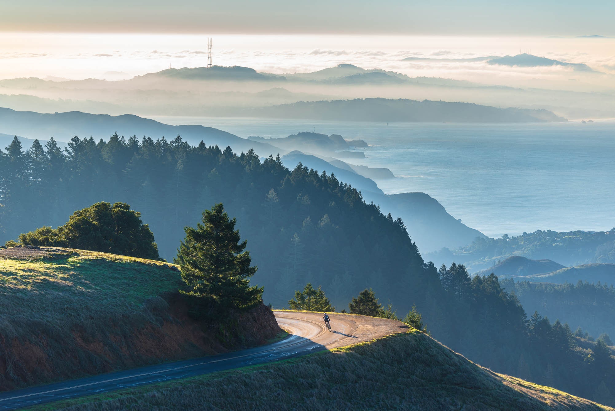 Vue imprenable sur le mont Tam avec Marin Headlands, San Francisco, la côte brumeuse et cycliste - impression de décoration murale fine art