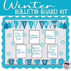 Pu&ograve; includere: Un kit per bacheca invernale blu e bianco con le parole "Let It Snow" in uno striscione in alto. Il kit include varie immagini e testi a tema invernale, come "Cozy Winter Vibes", "Let It Snow", "Winter Wonderland", "Hello Winter", "Warm Winter Wishes" e "All We Need Is Cocoa and Warm Socks".
