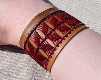 Brown Leather Bracelet With Ñandutí Lace
