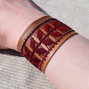 Brown Leather Bracelet With Ñandutí Lace