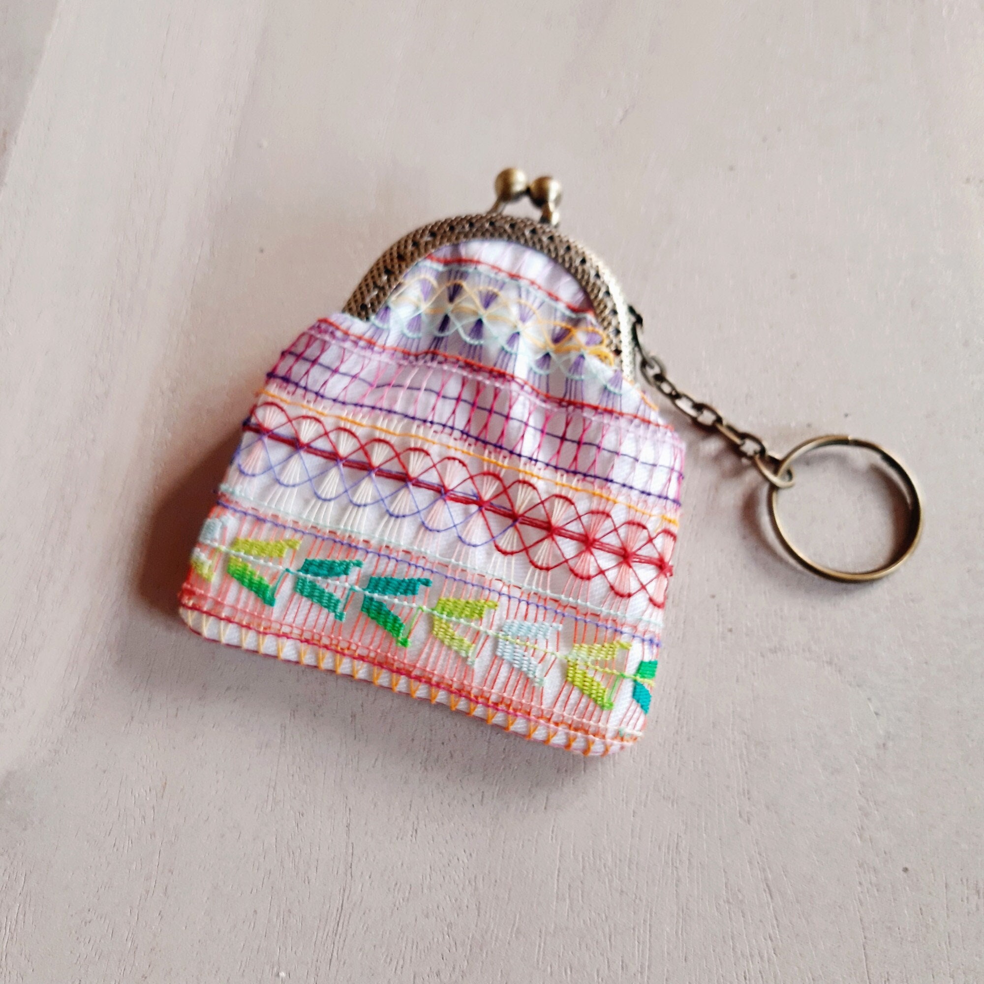 Keychain Wallet Kiss Lock - Multicolor - Small Vintage Retro Nanduti Paraguayan Embroidered Lace Ñandutí Lace