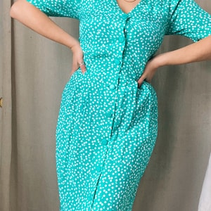 Vintage 1980er Jahre bedrucktes Kleid 100% Rayon Blau / Teal Polka Dot Crescent Moon Knopfleiste mit kurzen Ärmeln