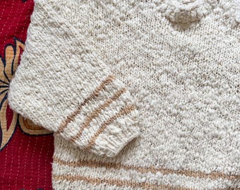 Maglione in lana grosso lavorato a mano, color crema ecru, naturale, vintage, a righe.