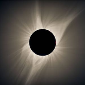 Könnte beinhalten: Eine totale Sonnenfinsternis, wobei die Sonnenkorona als heller Halo um die schwarze Silhouette des Mondes sichtbar ist.