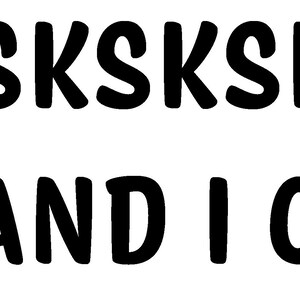 Könnte beinhalten: Schwarzer Text auf weißem Hintergrund lautet "SKSKSK AND I OOP".