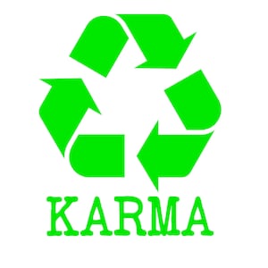以下が含まれることがあります： 「KARMA」という文字の下に緑色のリサイクルマークがあります。