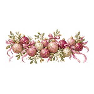 Op de afbeelding: Een decoratief horizontaal arrangement met bolvormige ornamenten in roze, magenta en crèmetinten, versierd met ingewikkelde gouden filigraanpatronen. Het geheel is geaccentueerd met groene bladeren, witte bessen en zachtroze linten.