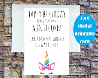 Puede incluir: Tarjeta de felicitación blanca con el texto "HAPPY BIRTHDAY TO OUR VERY OWN AUNTICORN LIKE A NORMAL AUNTIE BUT WAY COOLER" y un gráfico de unicornio. Un óvalo azul a la derecha dice "4 x 6 digital printable card". La tarjeta está dentro de un sobre blanco.