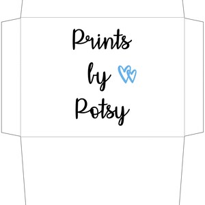 Puede incluir: Un sobre blanco con el texto "Prints by Potsy" en escritura negra, con dos corazones azules. Las instrucciones para cortar y doblar el sobre est&aacute;n impresas en la parte inferior.