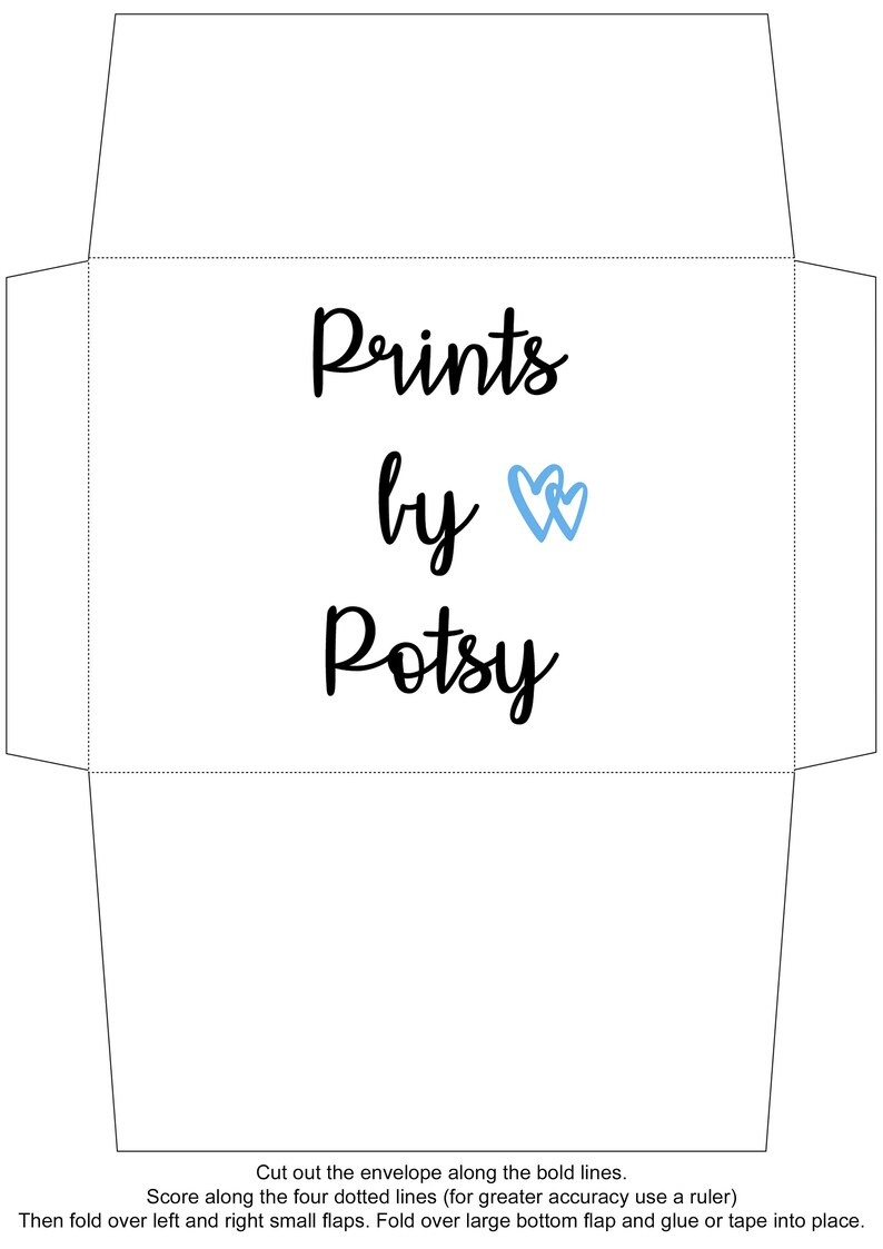 Puede incluir: Un sobre blanco con el texto "Prints by Potsy" en escritura negra, con dos corazones azules. Las instrucciones para cortar y doblar el sobre est&aacute;n impresas en la parte inferior.
