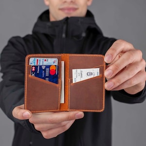Cartera de cuero personalizada para hombre, diseño delgado con bolsillo frontal, tarjetero minimalista, cartera de cuero para hombre. imagen 6