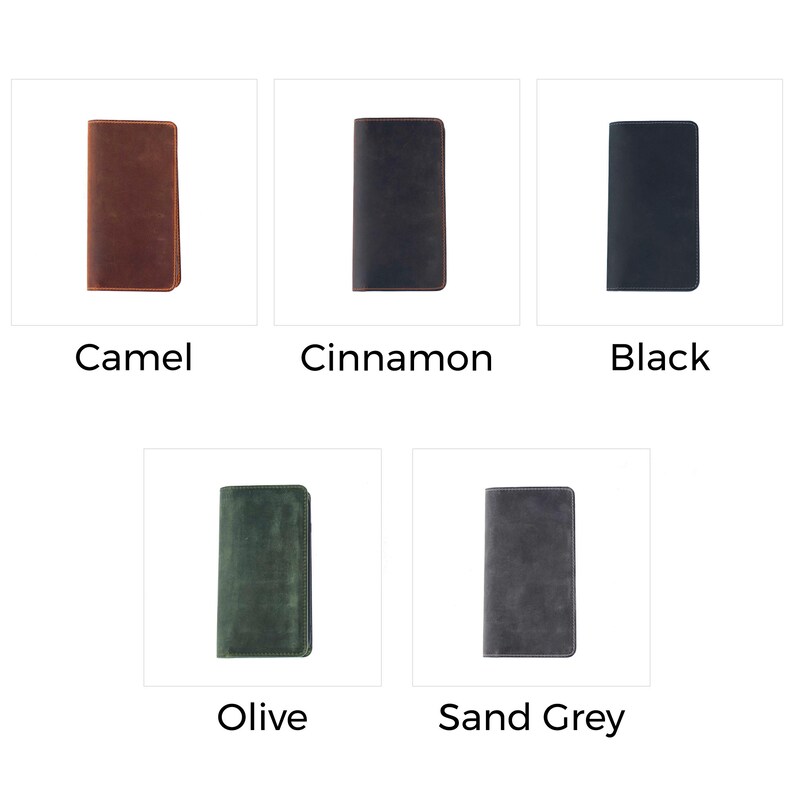 Puede incluir: Cinco carteras de cuero en diferentes colores: camel, canela, negro, oliva y gris arena. Las carteras son todas del mismo tama&ntilde;o y forma, y est&aacute;n todas cerradas.