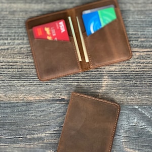 Cartera de cuero personalizada para hombre, diseño delgado con bolsillo frontal, tarjetero minimalista, cartera de cuero para hombre. imagen 8