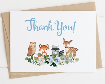 Könnte beinhalten: Dankeschön-Karte mit einem blauen und weißen Blumendesign und Waldtieren, darunter ein Eule, ein Fuchs, ein Waschbär und ein Reh.