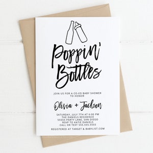 Puede incluir: Una invitaci&oacute;n de baby shower blanca con texto negro que dice "Poppin' Bottles" e incluye los nombres "Olivia + Jackson". La invitaci&oacute;n incluye detalles para el evento, incluyendo la fecha, la hora, la ubicaci&oacute;n y la informaci&oacute;n de RSVP.