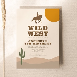 Puede incluir: Una invitación a una fiesta de cumpleaños con temática del Salvaje Oeste con una silueta de un vaquero montando un caballo, un sol amarillo y un cactus verde. El texto dice "Wild West" y "Jackson's 5th Birthday" con la fecha y la hora de la fiesta.